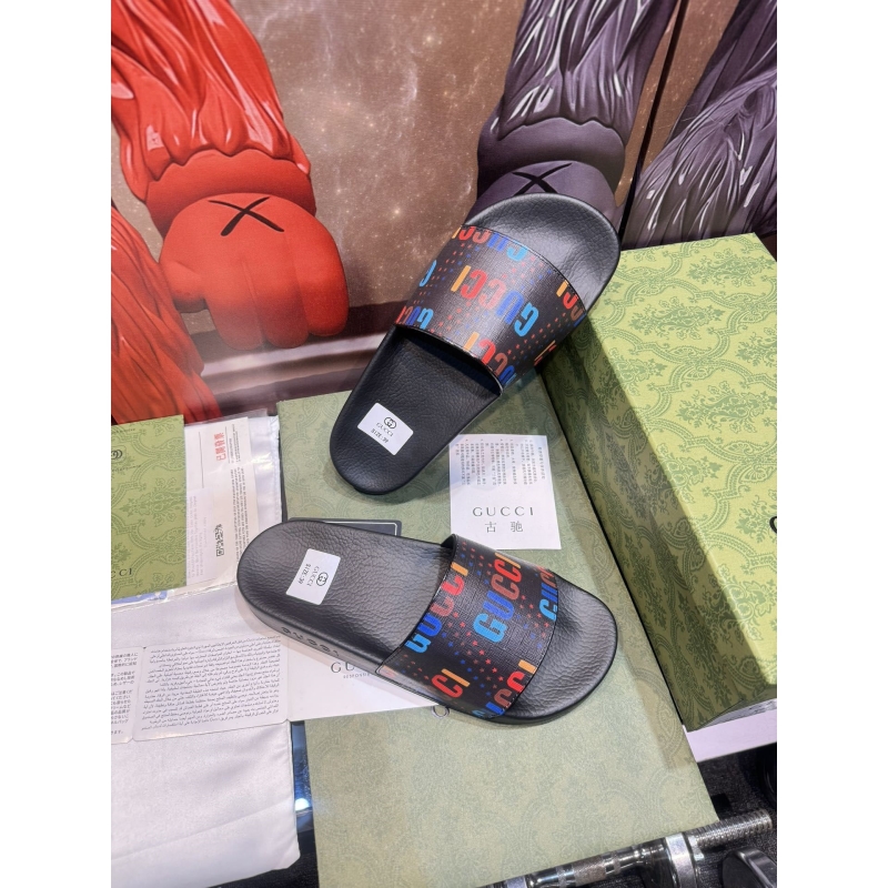 G*u*i slippers
